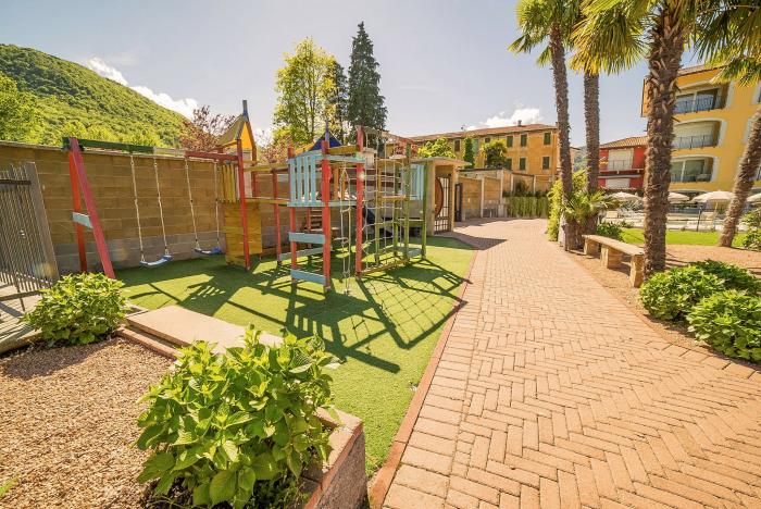 Kinderbecken und ein kleiner Spielplatz auf dem ca. 1.500 m² großen Palmengarten-Grundstück